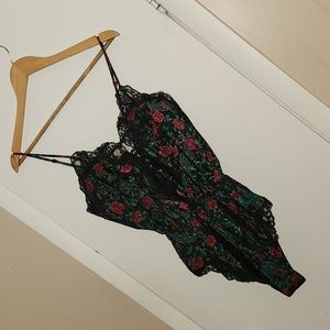 Vtg Delicates floral lace black & red teddy size small.
